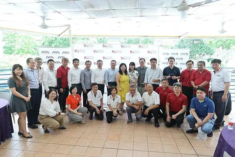 BERI PENGHARGAAN: NTA, NPHVA dengan kerjasama badan-badan akar umbi Punggol Shore memberi penghargaan kepada penaja dan rakan masyarakat atas sumbangan mereka kepada Skim Bantuan Sementara Covid-19 bagi industri pengangkutan dari tempat ke tempat (P2P) dan juga inisiatif Care Meals bersubsidi dalam satu acara yang diadakan di Punggol Plaza semalam. Turut hadir ialah penasihat NTA dan NPHVA, Cik Yeo Wan Ling (baju kuning). - Foto NTUC, GRO PUNGGOL SHORE