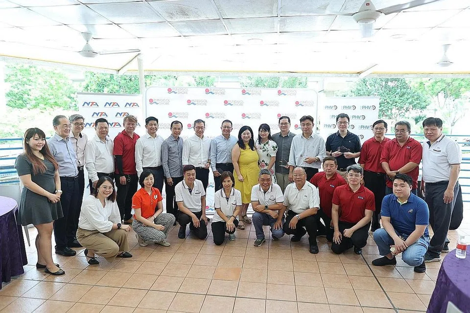 BERI PENGHARGAAN: NTA, NPHVA dengan kerjasama badan-badan akar umbi Punggol Shore memberi penghargaan kepada penaja dan rakan masyarakat atas sumbangan mereka kepada Skim Bantuan Sementara Covid-19 bagi industri pengangkutan dari tempat ke tempat (P2P) dan juga inisiatif Care Meals bersubsidi dalam satu acara yang diadakan di Punggol Plaza semalam. Turut hadir ialah penasihat NTA dan NPHVA, Cik Yeo Wan Ling (baju kuning). - Foto NTUC, GRO PUNGGOL SHORE