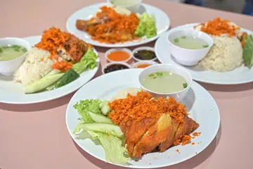 Hidangan nasi ayam goreng halia di Mat Noh & Rose enak dimakan dengan sos sambal cili dan sambal kicap. 