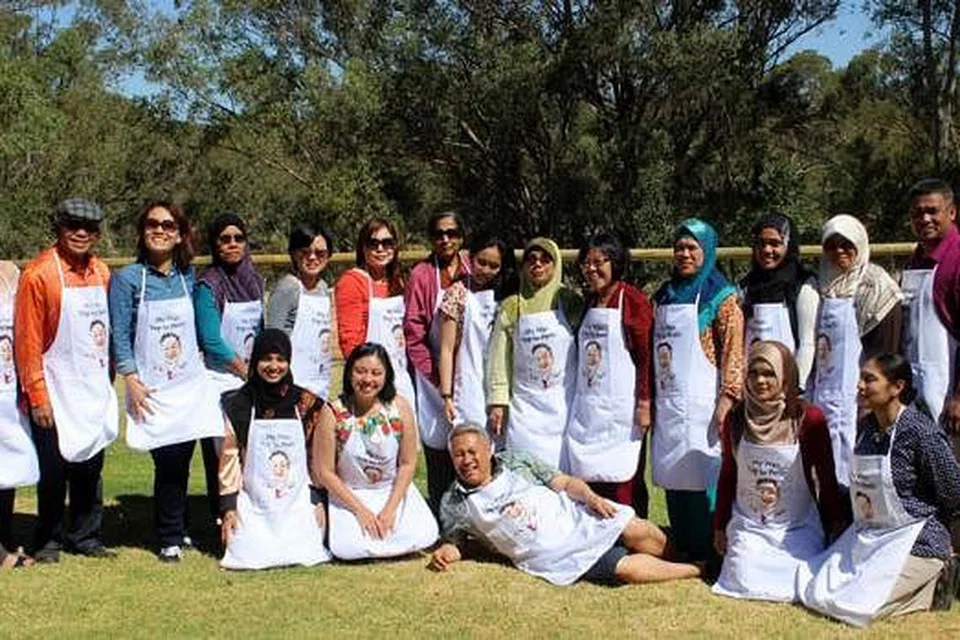 PENGALAMAN SUKAR DILUPAKAN: 'Chef Wan Fan Club' bersama penulis, Cik Fauziah Manap (berdiri tiga dari kanan), bergambar setelah menyertai tunjuk cara masakan oleh Cef Wan (berbaring) di Mandoon Estate, Swan Valley, Australia Barat. - Foto-tofo ihsan FAUZIAH MANAP