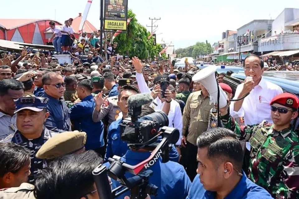 Presiden Indonesia, Encik Joko ‘Jokowi’ Widodo meminta maaf kepada masyarakat menggunakan alat pembesar suara semasa mengunjungi Pasar LIPA Kalabahi di Kabupaten Alor, Nusa Tenggara Timur, pada 3 Oktober. 