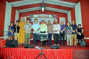 TAFAKUR BERSAMA: Venerable Shi Fa Rong (tiga dari kiri), Encik Zaqy (lima dari kiri) dan anggota pelbagai agama berkumpul mendoakan keamanan dan perpaduan menerusi acara sempena Hari Vesak dan Hari Ibu di Commonwealth Drive kelmarin. - Foto M.O. SALLEH