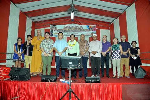 TAFAKUR BERSAMA: Venerable Shi Fa Rong (tiga dari kiri), Encik Zaqy (lima dari kiri) dan anggota pelbagai agama berkumpul mendoakan keamanan dan perpaduan menerusi acara sempena Hari Vesak dan Hari Ibu di Commonwealth Drive kelmarin. - Foto M.O. SALLEH
