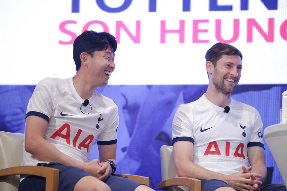TERTAWA DAN GEMBIRA: Son Heung-Min (kiri) dan rakan sepasukan, Ben Davies, bergembira dan tertawa ketika menjawab soalan peminat pada acara makan tengah hari AIA di hotel Conrad Centennial Singapore pada Selasa.