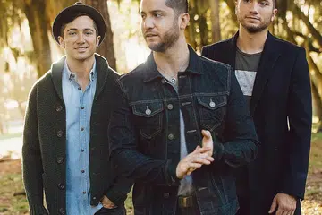 MISI BERSAMA TIGA BERADIK: Pencetus sensasi di media sosial, Boyce Avenue - terdiri daripada tiga beradik asal Florida, Amerika Syarikat, (dari kiri) Daniel Enrique, Alejandro Luis dan Fabian Rafael Manzano - membawa lagu saduran ke tahap membanggakan di YouTube dengan pelbagai kerjasama terjalin. - Foto HYPE RECORDS