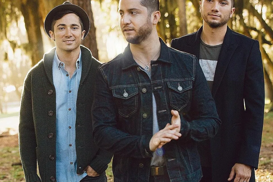 MISI BERSAMA TIGA BERADIK: Pencetus sensasi di media sosial, Boyce Avenue - terdiri daripada tiga beradik asal Florida, Amerika Syarikat, (dari kiri) Daniel Enrique, Alejandro Luis dan Fabian Rafael Manzano - membawa lagu saduran ke tahap membanggakan di YouTube dengan pelbagai kerjasama terjalin. - Foto HYPE RECORDS