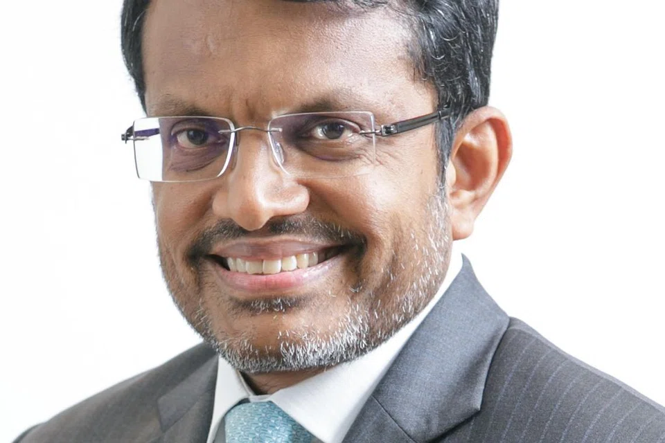 BERSARA: Encik Ravi Menon (kiri sekali) meletak jawatan pada 1 Januari 2024 sebagai Pengarah Urusan Penguasa Kewangan Singapura (MAS), tujuh bulan selepas pelantikan semula beliau selama dua tahun lagi. Beliau diganti Encik Chia Der Jiun. 