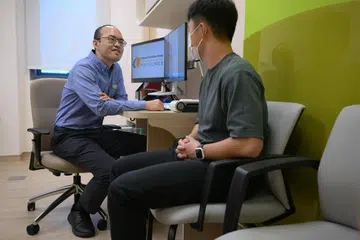 Seorang doktor berbincang dengan seorang remaja mengenai masalahnya, sebagai sebahagian daripada program, ‘Alert’, yang dijalankan poliklinik NHGP bagi isu kesihatan mental remaja.