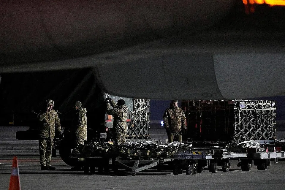 TERIMA BEKALAN SENJATA: Tentera Ukraine sedang memunggah bekalan senjata yang diterimanya sebagai sebahagian daripada bantuan ketenteraan dari Amerika Syarikat. - Foto REUTERS