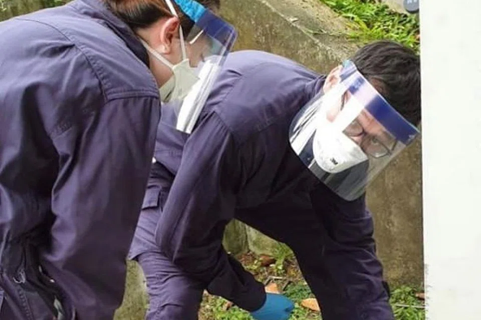 EHI NEA mengambil sampel air sisa untuk menyokong usaha memantau dan menguruskan penularan Covid-19. - Foto FACEBOOK/ MASAGOS ZULKIFLI