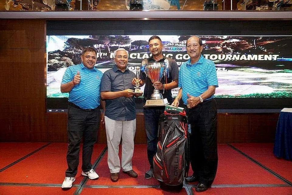 BERGELAR JUARA: Juara keseluruhan MS Classic ke-13, Encik Mohammad Nasir Osman (tiga dari kiri), menerima piala daripada Encik Hawazi Daipi (dua dari kiri) sambil disaksikan oleh Pro Said (kiri) dan Encik Zainal Samat (kanan). - Foto MS CLASSIC