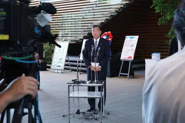 Perdana Menteri Jepun, Shigeru Ishiba (tengah), bercakap kepada wakil media selepas pengumuman perjanjian tarif antara Jepun dan Amerika Syarikat, di pejabat Perdana Menteri di Tokyo pada 23 Julai 2025. Ishiba berkata pada hari yang sama bahawa beliau perlu meneliti terlebih dahulu butiran perjanjian perdagangan yang diumumkan oleh Presiden Amerika Syarikat, Donald Trump, sebelum memberikan sebarang ulasan. Terdahulu, Trump memaklumkan bahawa Amerika Syarikat telah mencapai perjanjian perdagangan dengan Jepun, yang akan menyaksikan pengenaan tarif sebanyak 15 peratus ke atas barangan Jepun