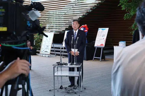 Perdana Menteri Jepun, Shigeru Ishiba (tengah), bercakap kepada wakil media selepas pengumuman perjanjian tarif antara Jepun dan Amerika Syarikat, di pejabat Perdana Menteri di Tokyo pada 23 Julai 2025. Ishiba berkata pada hari yang sama bahawa beliau perlu meneliti terlebih dahulu butiran perjanjian perdagangan yang diumumkan oleh Presiden Amerika Syarikat, Donald Trump, sebelum memberikan sebarang ulasan. Terdahulu, Trump memaklumkan bahawa Amerika Syarikat telah mencapai perjanjian perdagangan dengan Jepun, yang akan menyaksikan pengenaan tarif sebanyak 15 peratus ke atas barangan Jepun