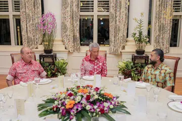JAMUAN MALAM: (Dari kiri) Sultan Johor, Sultan Ibrahim Iskandar, Perdana Menteri, Encik Lee Hsien Loong dan Putera Mahkota Johor, Tunku Ismail Ibrahim, menjamu selera sempena acara makan malam di Istana pada Selasa.