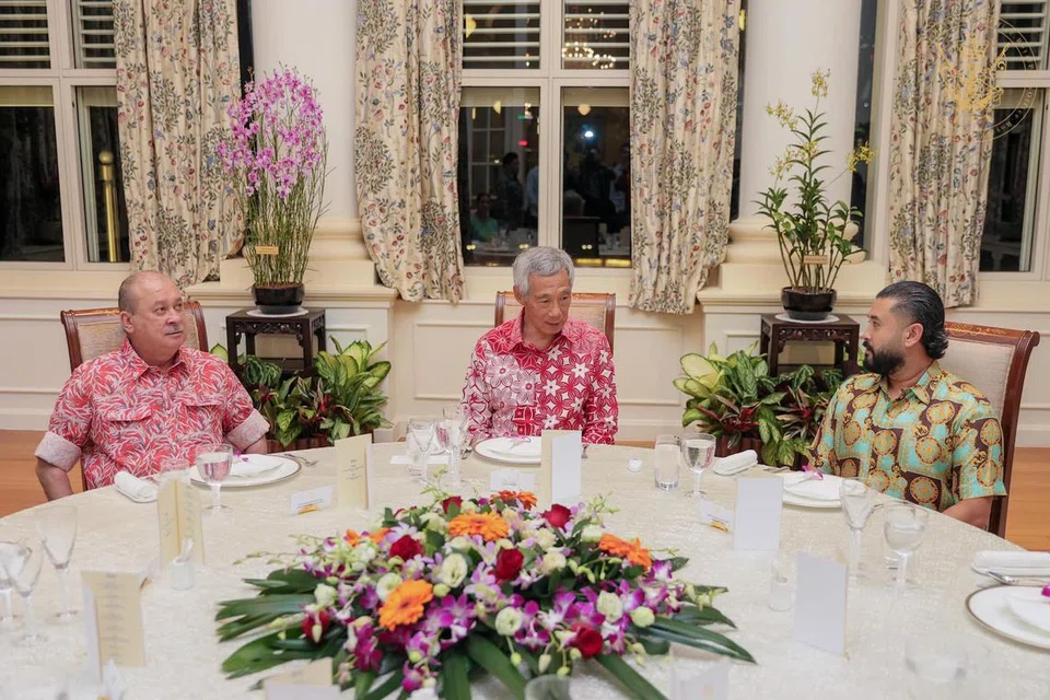 JAMUAN MALAM: (Dari kiri) Sultan Johor, Sultan Ibrahim Iskandar, Perdana Menteri, Encik Lee Hsien Loong dan Putera Mahkota Johor, Tunku Ismail Ibrahim, menjamu selera sempena acara makan malam di Istana pada Selasa.