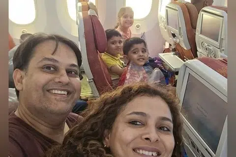 Dr Komi Yvas (kanan) yang baru sahaja berhenti kerja daripada sebuah hospital di Udaipur, India, untuk mengikuti suaminya, Dr Pratik Joshi (dua dari kanan) ke London, sempat merakam sekeping gambar swafoto penuh kegembiraan, bersama tiga anak mereka, beberapa jam sebelum nahas tragis pesawat India menimpa mereka.