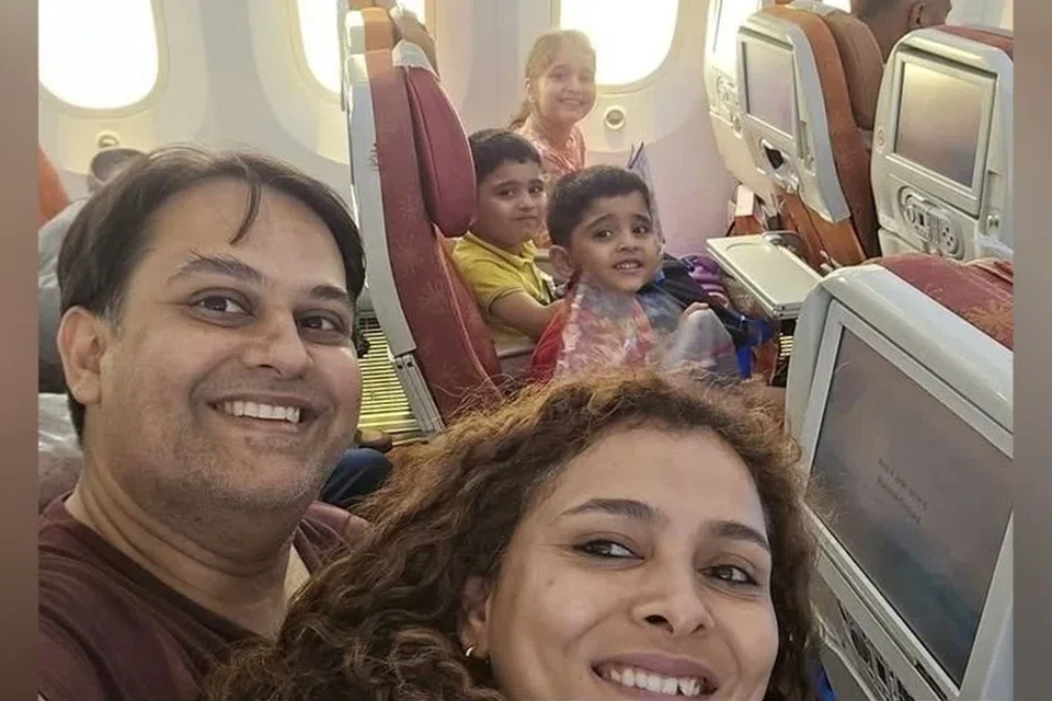 Dr Komi Yvas (kanan) yang baru sahaja berhenti kerja daripada sebuah hospital di Udaipur, India, untuk mengikuti suaminya, Dr Pratik Joshi (dua dari kanan) ke London, sempat merakam sekeping gambar swafoto penuh kegembiraan, bersama tiga anak mereka, beberapa jam sebelum nahas tragis pesawat India menimpa mereka.