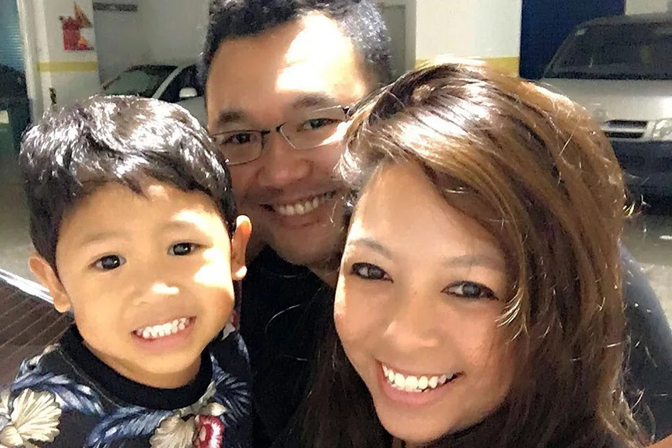 DITERPA DUGAAN PADA AWAL PERKAHWINAN: Tatkala Encik Muhammad Hidayat Mohd Aziz berhenti kerja dan memilih bergerak secara bebas, isterinya, Cik Nur Fadeela Ismail, pula disahkan hamil dan perlu dimasukkan ke hospital beberapa kali sehingga memberikan tekanan kepada mereka berdua. Kini, pasangan itu bahagia menimang anak tunggal mereka, Aqil. - Foto ihsan MUHAMMAD HIDAYAT MOHD AZIZ