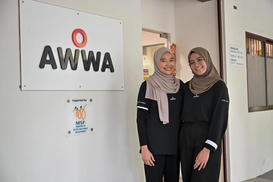 Pekerja sosial AWWA, Cik Nur Atikah Hamdan (kiri) dan Cik Siti Syuhada Shahbudin  (kanan) merupakan rakan sekelas ketika kecil dan mengikuti pendidikan agama. Mereka bertemu semula di AWWA dan kini menyokong satu sama lain dalam tugasan seharian mereka.