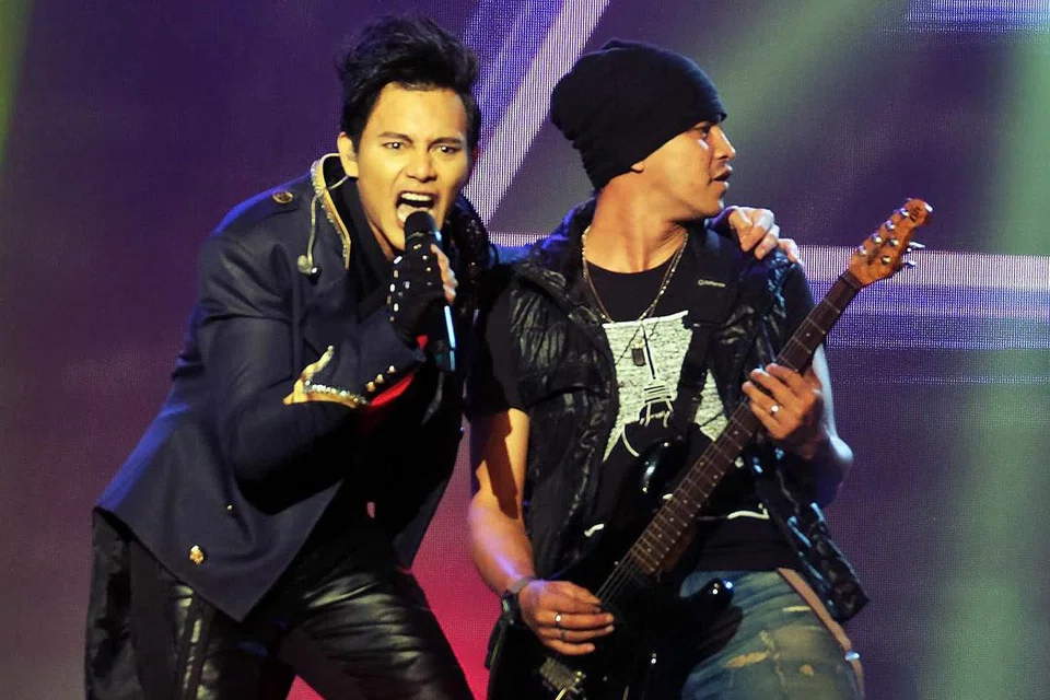 MENAMPAKKAN KEMAJUAN DAN KREATIVITI: Nazim Othman jatuh ke tempat terakhir tetapi bersemangat bersaing yang terbaik menerusi lagu rok 'Pawana'. - Foto KHALID BABA