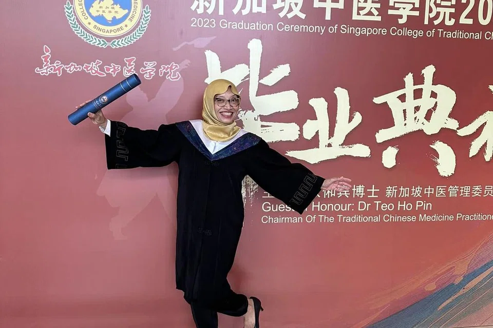 TAMAT PENGAJIAN: Dr Elly Sabrina Ismail menerima Diploma Possiswazah dalam Akupunktur dari Kolej Perubatan Cina Tradisional Singapura pada September. 