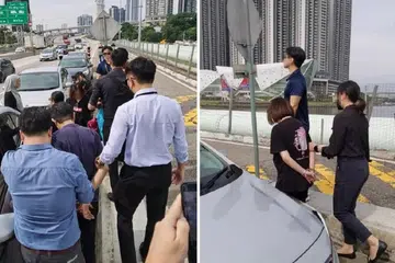 Suspek diserahkan kepada pegawai Biro Siasatan Amalan Rasuah (CPIB) Singapura di sempadan Tambak Johor pada 3 Disember.