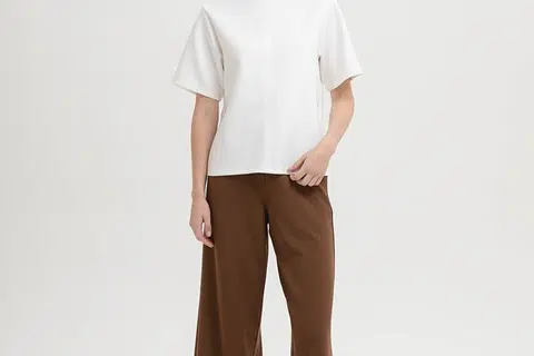 Blaus ‘Stacie Oversized Modal Top’, dijual pada harga $35 di kedai dalam talian Love & Bravery.