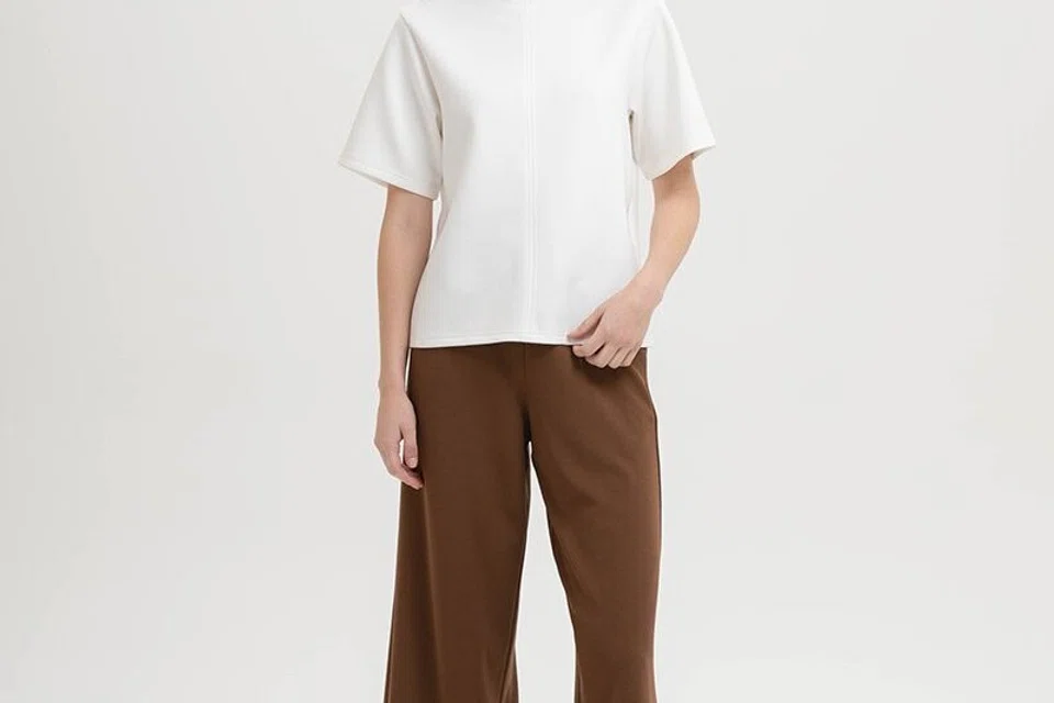 Blaus ‘Stacie Oversized Modal Top’, dijual pada harga $35 di kedai dalam talian Love & Bravery.