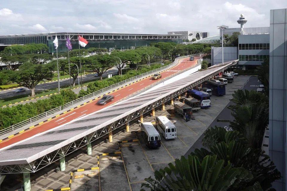 TAPAK PEMBINAAN HOTEL BARU: Perhentian bas di selatan Terminal 2 Lapangan Terbang Changi merupakan tapak pembinaan untuk hotel baru yang akan mempunyai sekurang-kurangnya 220 bilik. Ia dijangka siap menjelang 2027.