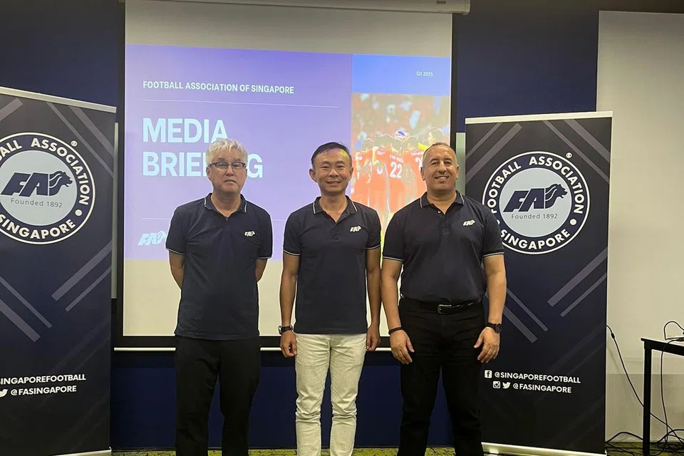 (Dari kiri) Jurulatih bola sepak lelaki Singapura, Tsutomu Ogura; Setiausaha Agung Persatuan Bola Sepak Singapura (FAS), Chew Chun-Liang dan jurulatih bola sepak wanita Singapura, Karim Bencherifa di sidang media FAS pada 6 Februari di Stadium Jalan Besar.