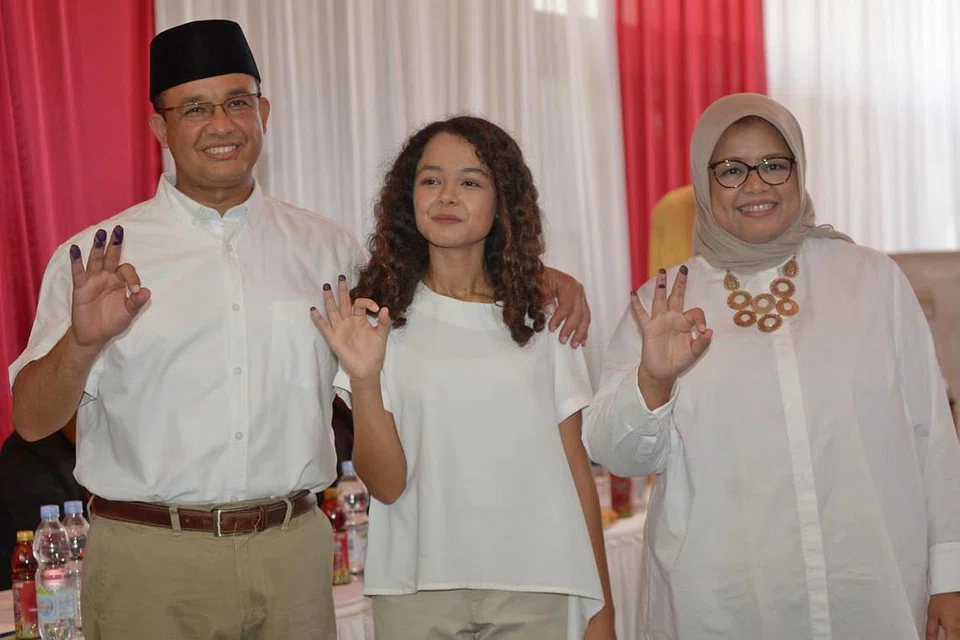 SEKELUARGA: Encik Anies bersama isteri, Cik Fery Farhati Ganis, dan anak mereka, Mutiara Baswedan (tengah). - Foto AFP