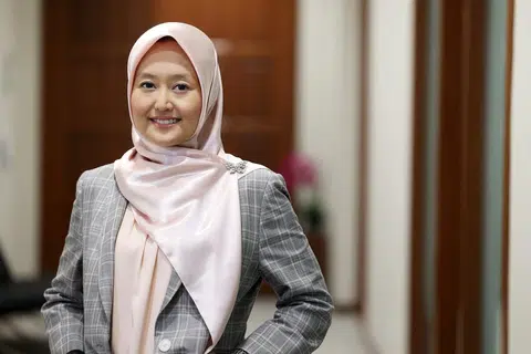 SATU KEBIMBANGAN: Menurut Setiausaha Parlimen Kanan (Kesihatan merangkap Undang-Undang), Cik Rahayu Mahzam, ini merupakan kebimbangan serius kerana golongan muda mempunyai kurang kematangan, sumber atau pengetahuan untuk menghadapi kesan kemudaratan dalam talian.