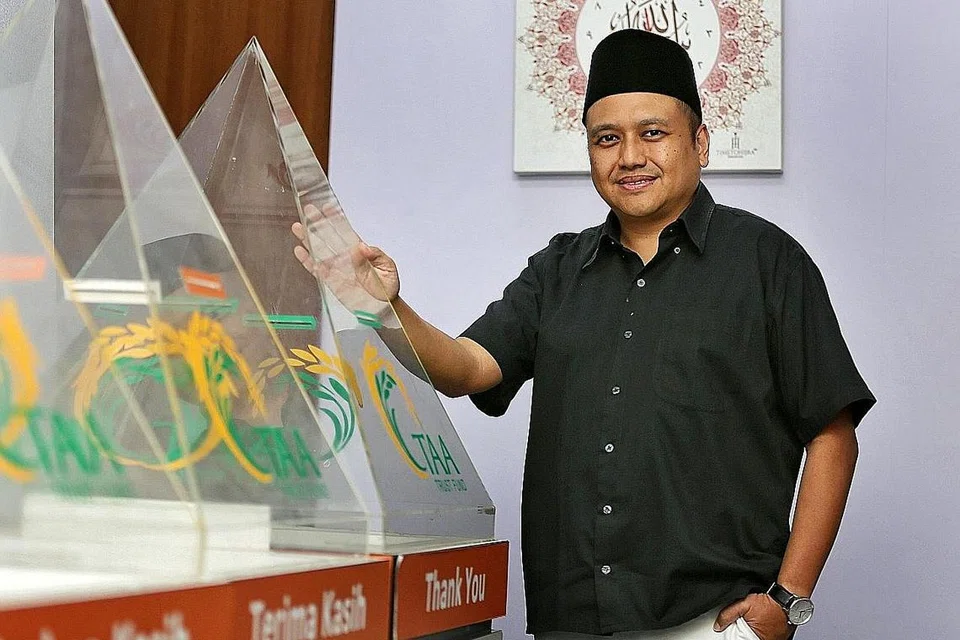 BANTU GOLONGAN MEMERLUKAN: Usaha membantu golongan memerlukan memang dekat di hati Encik Harmizan yang telah melakukan kerja kemasyarakatan sejak 1999. Melalui TAA beliau dapat menyantuni golongan itu dan memberi bantuan lebih menyeluruh kepada mereka. - Foto BH oleh JOEL CHAN