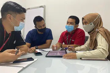 MENDEKATI MASYARAKAT: Adi Mesti Jadi (dua dari kanan) memperhebat pendekatan pasukannya menerusi media sosial sebagai strategi menangani Covid-19. - Foto ihsan AYU YANTI