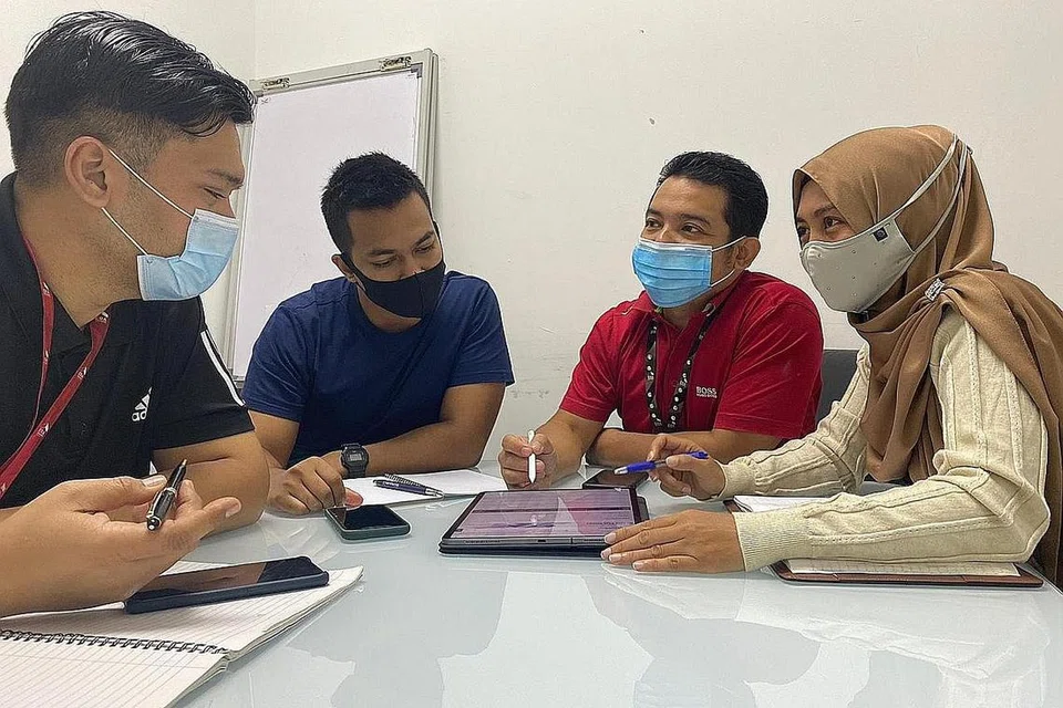 MENDEKATI MASYARAKAT: Adi Mesti Jadi (dua dari kanan) memperhebat pendekatan pasukannya menerusi media sosial sebagai strategi menangani Covid-19. - Foto ihsan AYU YANTI