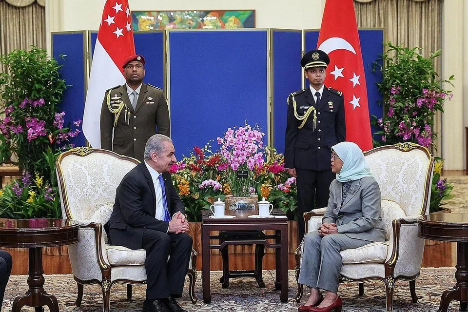 BERTUKAR-TUKAR PANDANGAN: Semasa pertemuan beliau dan Dr Shtayyeh (atas), Presiden Halimah antara lain mengalu-alu lebih ramai pegawai PA melibatkan diri dalam kursus dan program latihan di bawah Pakej Bantuan Teknikal Dipertingkat (ETAP). Sementara itu, PM Lee dan Dr Shtayyed berkongsi mengenai perkembangan serantau dan antarabangsa dalam pertemuan mereka. - Foto-foto MCI