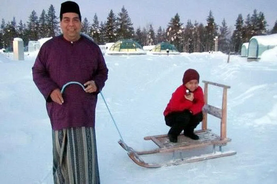TIDAK KESEJUKAN 'KAH?: Ayah penulis, Encik Mohd Humberi Senin, berani memakai baju Melayu dan kain pelekat sahaja dalam kesejukan di kawasan igloo kaca, Kakslauttanen, Ivalo. Penulis pula menyangkung kesejukan pada kereta luncur mengangkut bagasi.- Foto SITI AISYAH MOHAMED HUMBERI