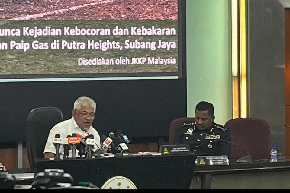 (Dari kiri) Setiausaha Kerajaan Negeri Selangor, Datuk Dr Ahmad Fadzli Ahmad; Pengarah Bahagian Keselamatan Petroleum Jabatan Keselamatan dan Kesihatan Pekerjaan Malaysia, Encik Husdin Che Amat; bersama Ketua Polis Selangor, Datuk Hussein Omar Khan, pada sidang media laporan siasatan punca kejadian kebakaran dan letupan besar di Putra Heights, Subang Jaya, Selangor, pada 30 Jun.