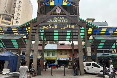 Bazar Jalan Melayu berhampiran Masjid India, Kuala Lumpur, menarik perhatian pengunjung dengan jualan pelbagai barangan seperti pakaian, beg, perhiasan dan cenderahati.