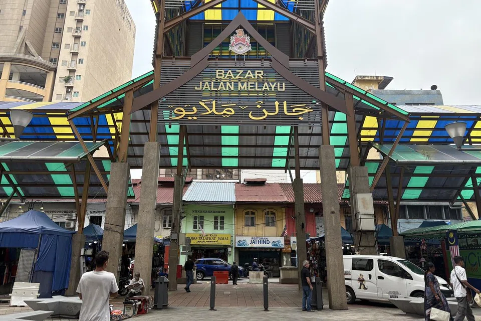 Bazar Jalan Melayu berhampiran Masjid India, Kuala Lumpur, menarik perhatian pengunjung dengan jualan pelbagai barangan seperti pakaian, beg, perhiasan dan cenderahati.
