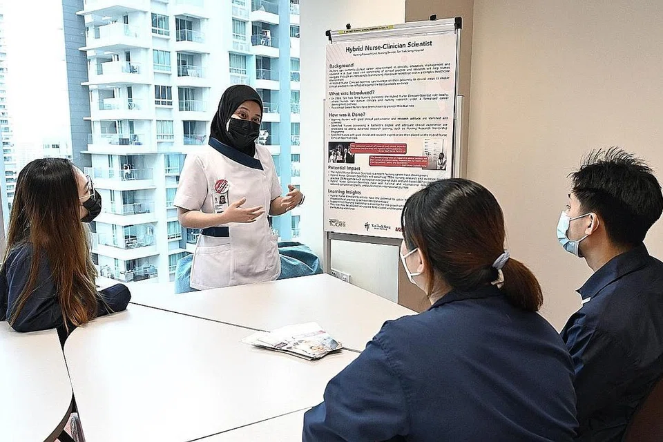 MAHIR JALANKAN PENYELIDIKAN: Cik Siti Aishah turut berkongsi ilmu yang ada dengan yang lain.