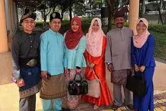 MENGGAYAKAN PENDING: Syahzyad Syawqie Kamal Lutfie (kiri) menggayakan tanjak Lang Melayang Rendah bersama pending. Ditemani ibu dan bapanya Encik Kamal Lutfie (kedua dari kiri) dan Cik Siti Hajar (ketiga dari kanan) bersama kedua-dua kakak dan abang iparnya. - Foto ihsan SYAHZYAD SYAWQIE KAMAL LUTFIE