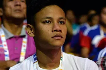 KECEWA TIDAK KE FINAL: Muhamad Ridhwan Ahmad hanya dapat melihat aksi final tinju Sukan SEA ke-28 dari jauh. - Foto M.O. SALLEH