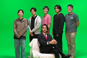 Encik Muhammad Aidil Jasman (kedua dari kanan) bersama anggota pasukannya (dari kiri) Tong Hui Ting Celeste, Jovan Ng Yan Heng, Leong Toq-Sum, dan Liow Wei Jun Aloysius. Duduk ialah pelakon bagi projeknya, Muhammad Furqaan Zaini.