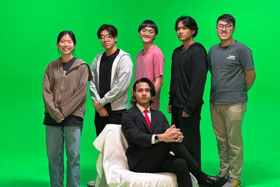 Encik Muhammad Aidil Jasman (kedua dari kanan) bersama anggota pasukannya (dari kiri) Tong Hui Ting Celeste, Jovan Ng Yan Heng, Leong Toq-Sum, dan Liow Wei Jun Aloysius. Duduk ialah pelakon bagi projeknya, Muhammad Furqaan Zaini.