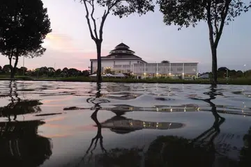 DILANDA BANJIR: Beberapa kawasan Bandar Bukit Raja dikejutkan dengan banjir akibat hujan lebat.