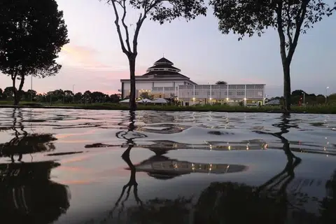 DILANDA BANJIR: Beberapa kawasan Bandar Bukit Raja dikejutkan dengan banjir akibat hujan lebat.