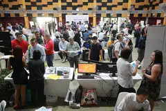USAHA BANTU PEKERJA: Jawatankuasa yang akan antara lain menggembleng tenaga Mendaki Sense dan NTUC itu akan membantu golongan yang mengalami kesukaran ini mendapatkan bantuan sementara, menjalani latihan dan mengenal pasti bidang yang boleh mereka terokai. - Foto fail 2017