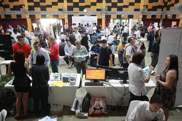 USAHA BANTU PEKERJA: Jawatankuasa yang akan antara lain menggembleng tenaga Mendaki Sense dan NTUC itu akan membantu golongan yang mengalami kesukaran ini mendapatkan bantuan sementara, menjalani latihan dan mengenal pasti bidang yang boleh mereka terokai. - Foto fail 2017