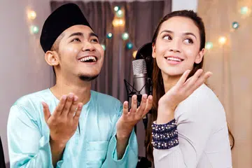 SENTIASA TERUJA DENGAN KERJASAMA: Reyza Hamizan rasa bertuah dapat mencetus idea bagi pelakon Malaysia, Diana Danielle, kembali membangun kerjaya nyanyiannya semula menerusi lagu 'cover' 'Sesuci Lebaran'. 'Cover' itu diubah suai irama lalu didendangkan bersama di YouTube. - Foto ihsan REYZA HAMIZAN